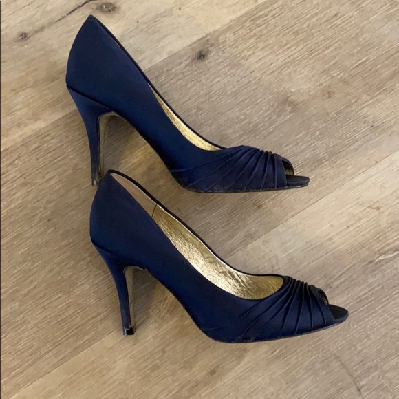 Navy heels - Picture 2 of 4